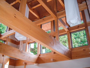 梁が架かる明るい吹抜け